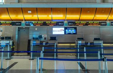Un hall vide de l'aéroport Orlando