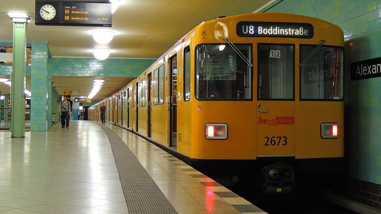 Une rame de métro entre sur le quai à Berlin