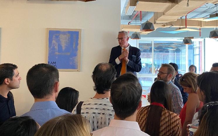 Le directeur du LFIM s'adressant aux parents lors du café