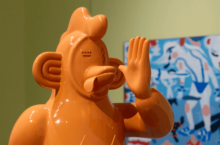 une sculpture d'un poulet orange au Centre del Carme