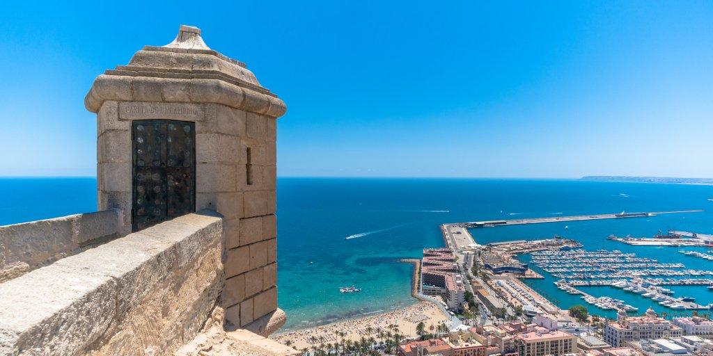 une muraille d'un chateau à alicante avec la mer