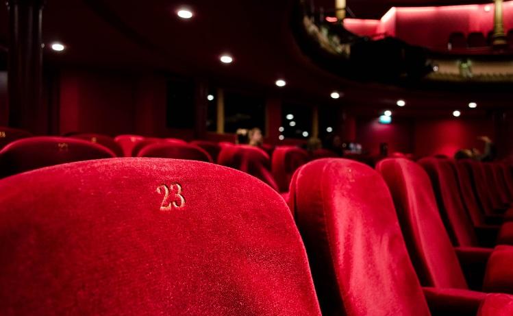 fauteuils de cinéma rouge