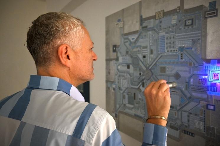 Guillaume Levy-Lambert devant « Positive Network » (courtesy Art Porters)