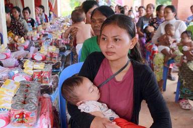 jeune cambodgienne avec son bébé AKP