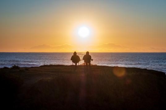 Deux personnes âgées retraitées regardent le coucher du soleil en Australie