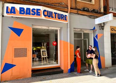 façade orange et bleue de la base culture à Valencia