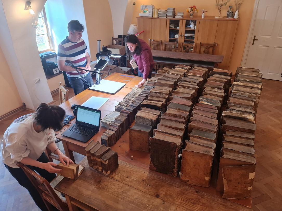 Plus de 100 livres anciens, manuscrits et documents découverts à Mediaș