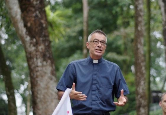 Le père Portier en train de prêcher