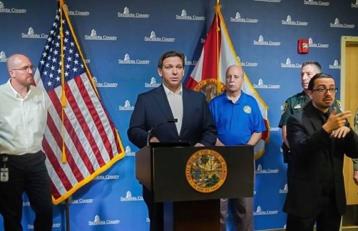 Ron DeSantis en conférence en Floride