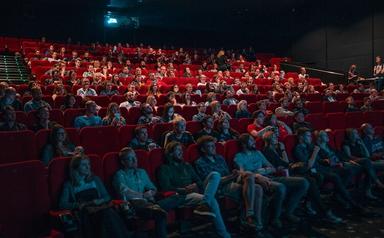 spectateurs assis dans une salle de cinéma