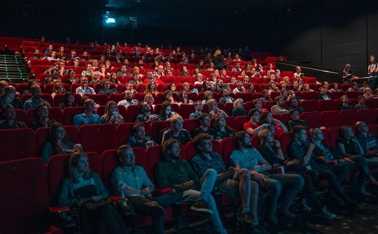 spectateurs assis dans une salle de cinéma_0