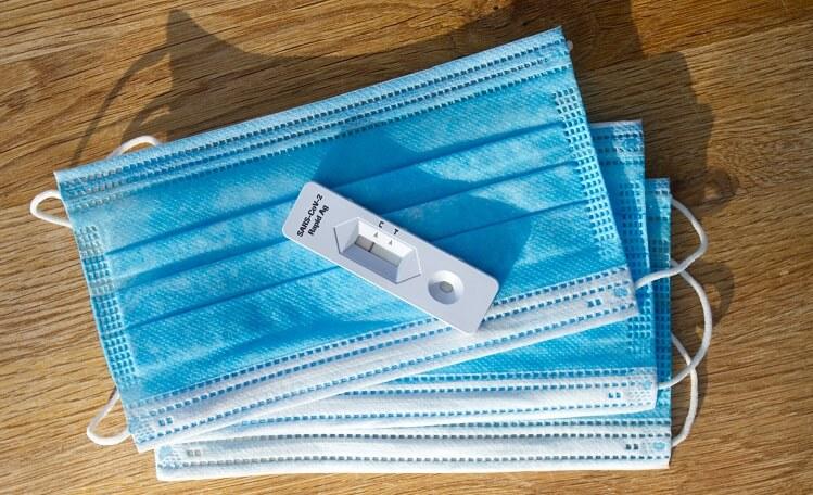 test rapide négatif sur des masque - guido-hofmann--unsplash