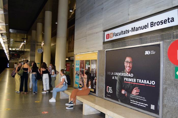 des jeunes assis dans une station de métro de la Communauté valencienne