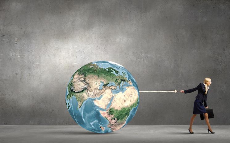 Femme qui tire la planète, investissement