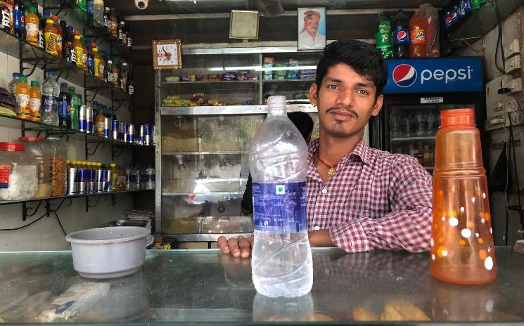 un propriétaire d'un commerce de rue à Bombay en 2022