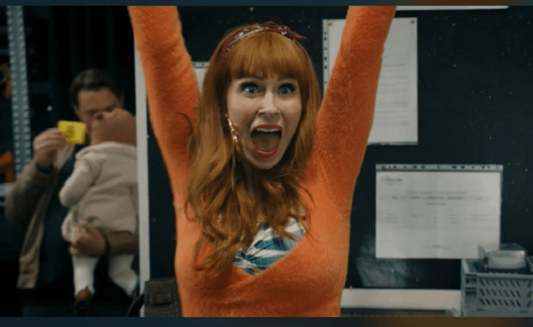 audrey fleurot ou morgane lève les bras dans la série HPI