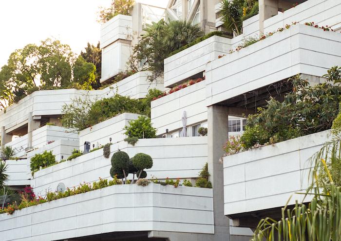 un bâtiment avec des balcons blancs et de la végétation à Valencia