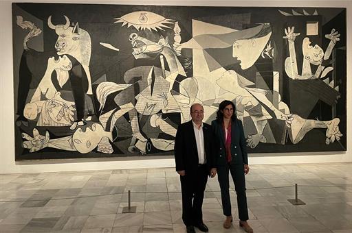 ministres de la culture france-espagne posent devant le Guernica