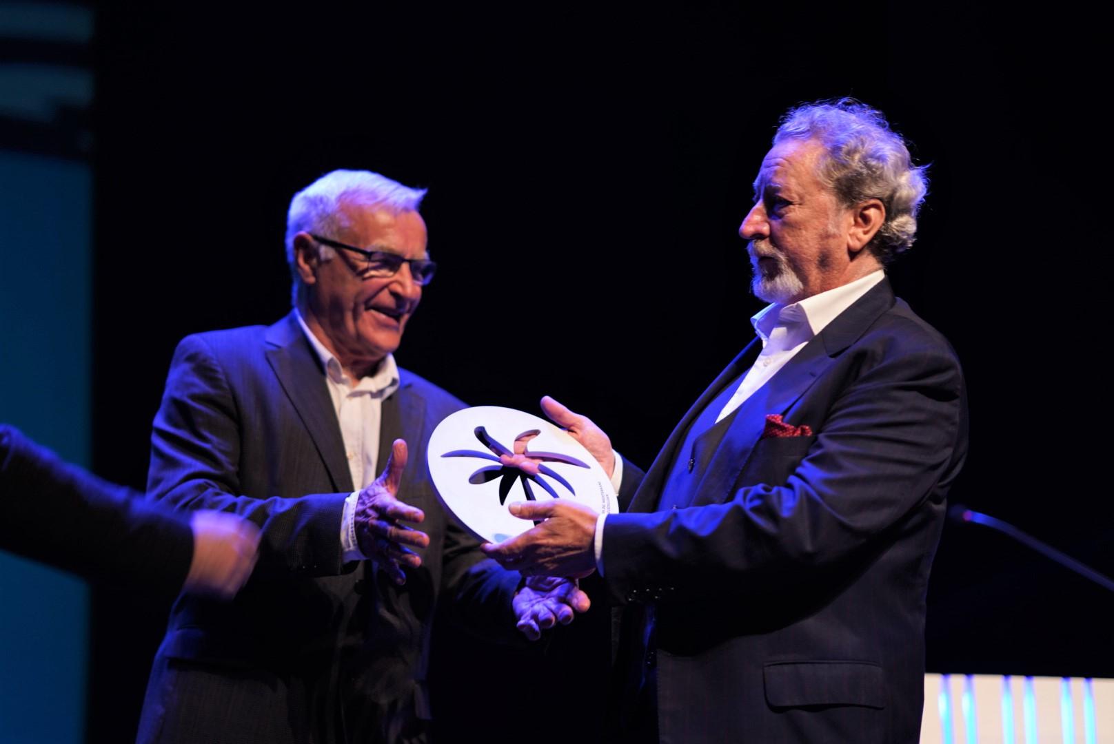 le réalisateur français Robert Guédiguian en train de recevoir le palmier d honneur de la mostra de valencia