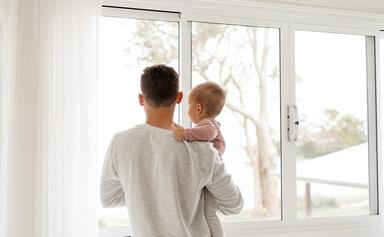 papa avec son bébé dans les bras