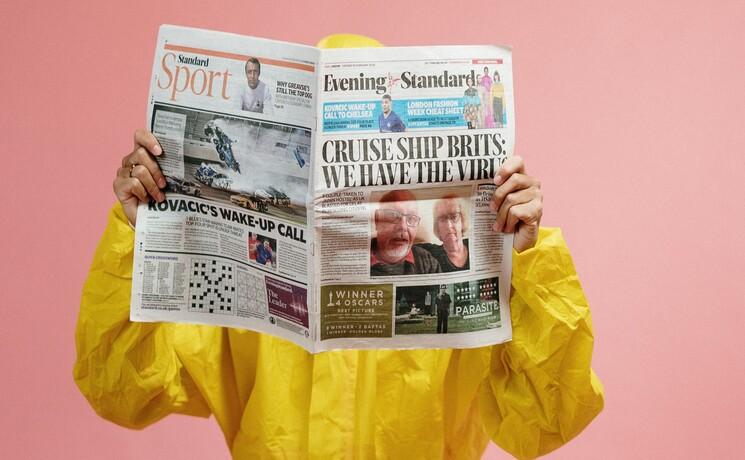 Une personne lit le journal