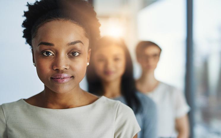 3 personnes les unes derrière les autres, successions internationales