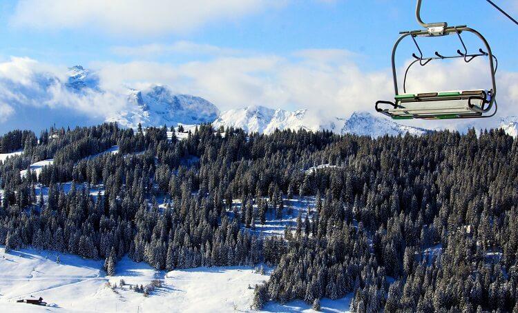 télésiège au dessus des montages enneigées