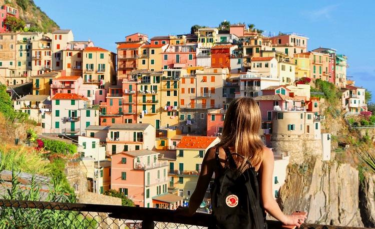 une touriste visite un village coloré d'italie
