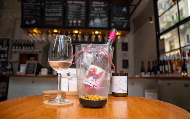 verre et bouteille - Corks Wine & Bar Hong Kong