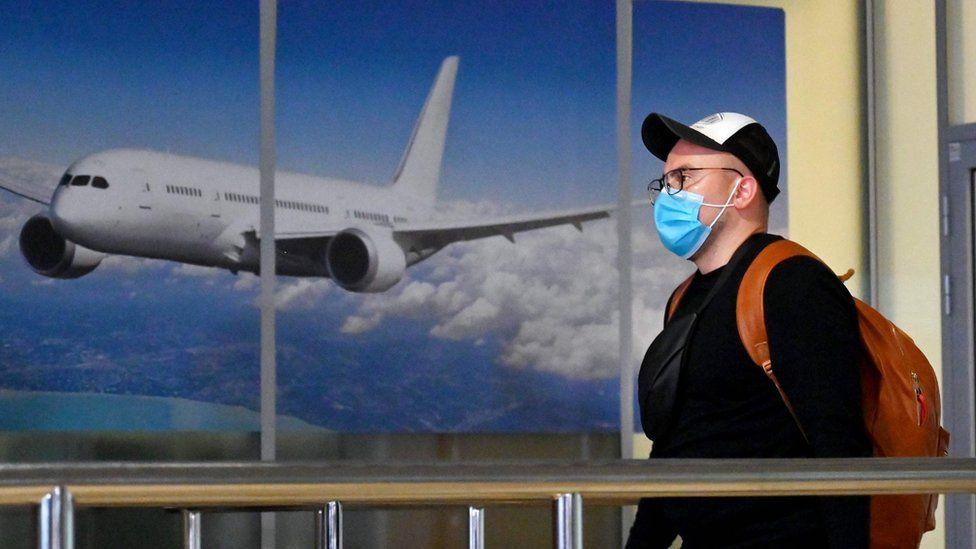 voyageur avec un masque dans aeroport