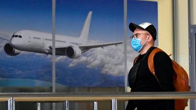 voyageur avec un masque dans aeroport