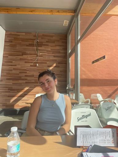 Laura, étudiante en pause à la cafétaria de l'université