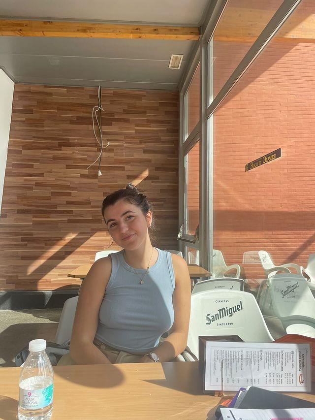 Laura, étudiante en pause à la cafétaria de l'université