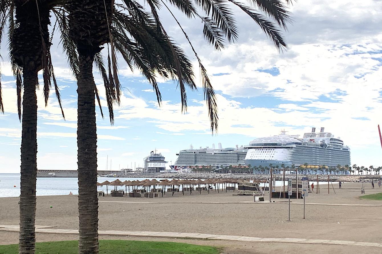 Trois navires de croisières dans le port de Malaga : Celebrity Reflection, Iona et Wonder of the Seas