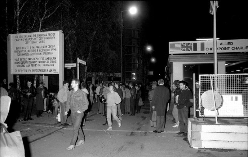 Checkpoint Charlie la nuit du 09 novembre 1989