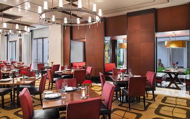 Intérieur du restaurant Madison Bangkok conçu par l'architecte new-yorkais Tony Chi