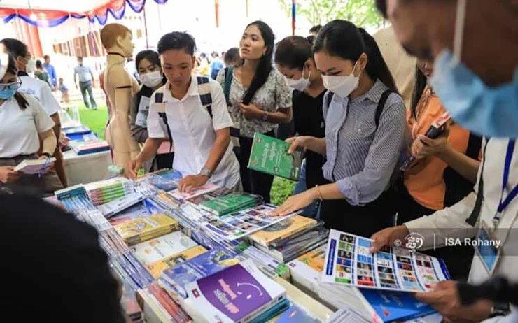 The Mini Book Fair in Siem Reap province Isa Rohany2 -2.jpg (79 Ko)
