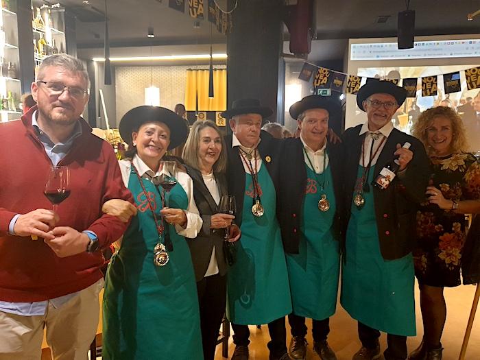 Des personnes habillées en vert avec des chapeaux pour le beaujolais nouveau à Valencia