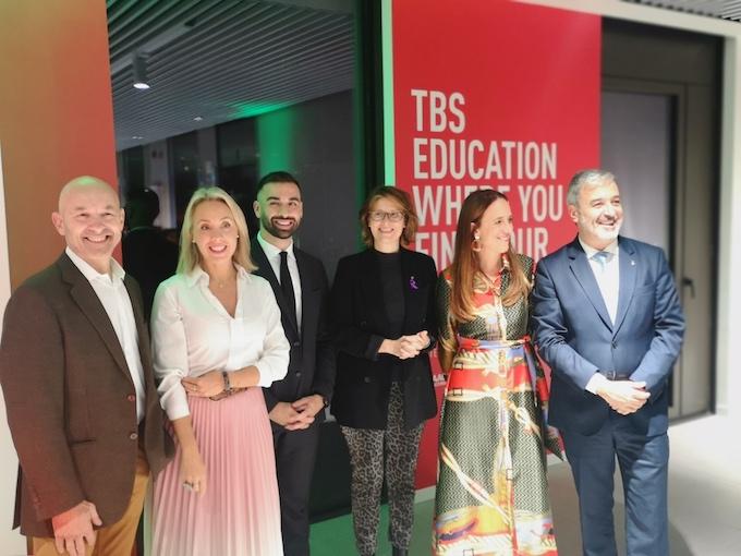 le directeur de TBS Barcelone et ses invités posent devant l'entrée