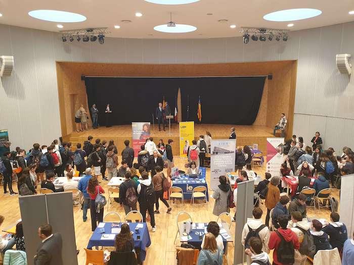Le directeur du lycée français de Valence en train de faire un discours devant les élèves dans l’auditorium