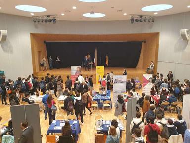 Le directeur du lycée français de Valence en train de faire un discours devant les élèves dans l’auditorium