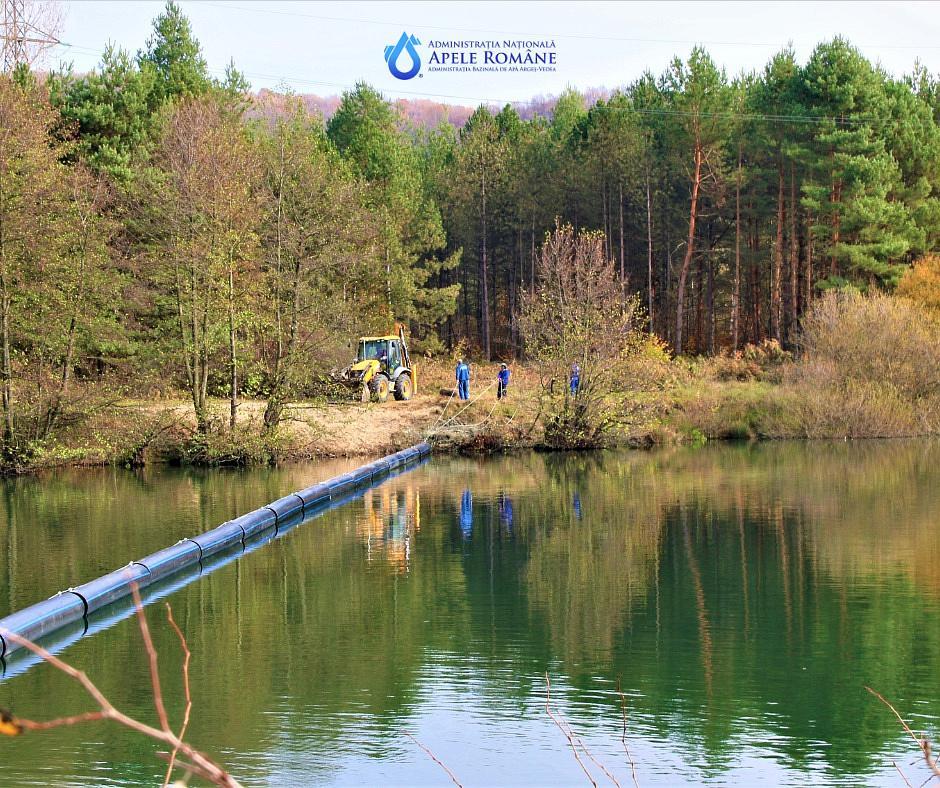 Dispositif de nettoyage du plastique placé dans la rivière Argeș en Roumanie