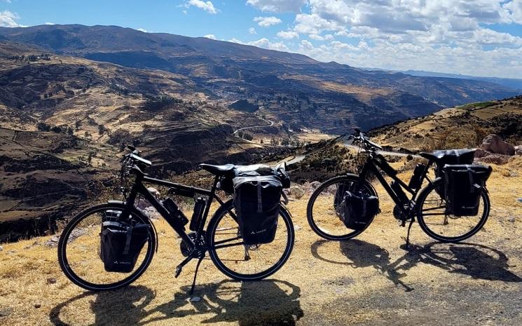 « Notre défi fou : la traversée de la cordillère des Andes à vélo ! »