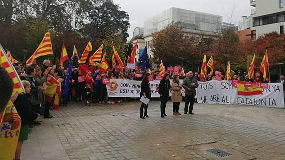 Manifestation avec drapeaux catalans, espagnols et européens à Bruxelles et 13 villes Espagne
