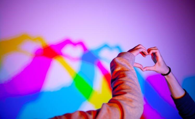 un coeur formé par des mains