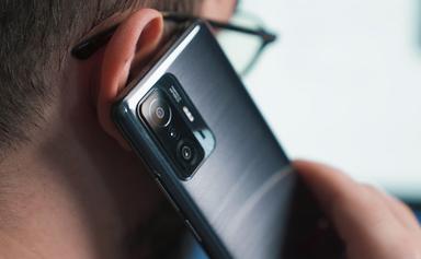 un homme au téléphone contre l'oreille