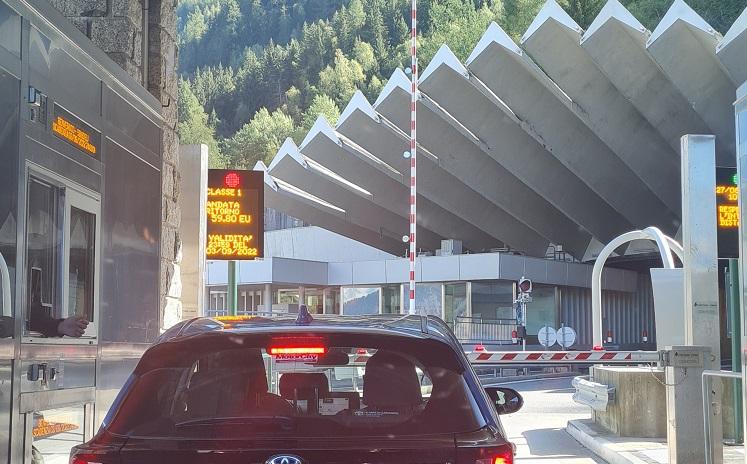 voiture à l'entrée du tunnel du mont blanc