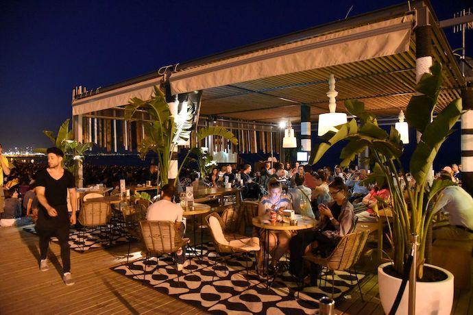 la terrasse d'un bar restaurant la nuit à barcelone
