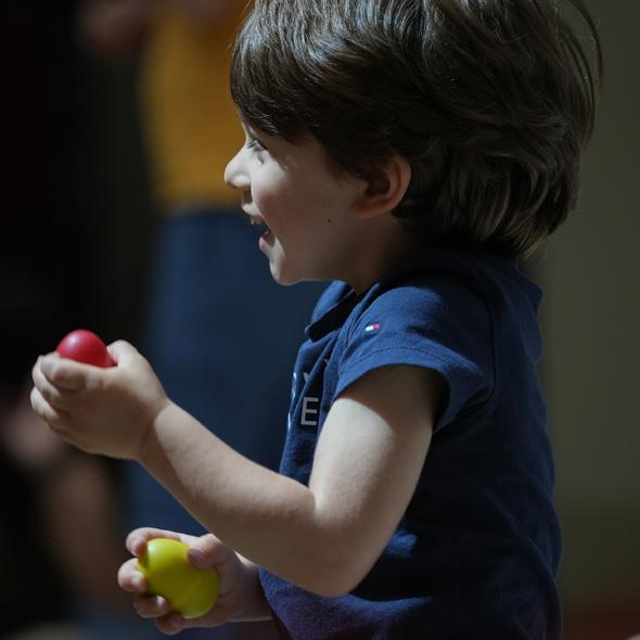 Enfant jouant avec des balles