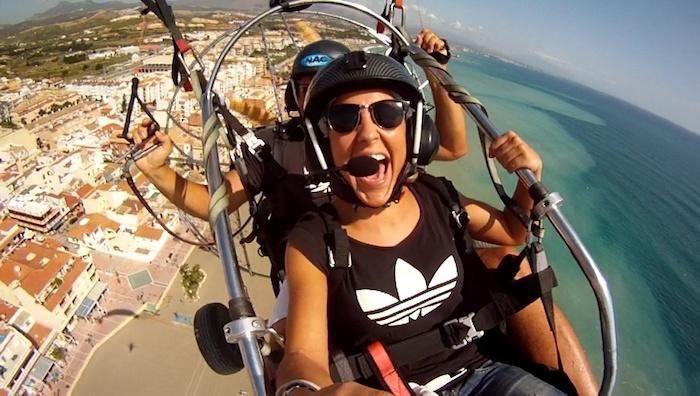 deux personnes sourient en Parastrike